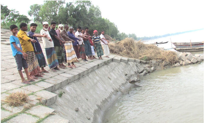 শাহজাদপুরে যমুনা নদীর তীর রক্ষা বাঁধে ধস, আতঙ্কে এলাকাবাসী