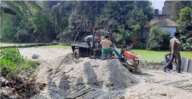 জলাশয় ভরাট করে চলছে চারতলা ভবন নির্মাণ