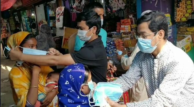 হিলিতে করোনার সংক্রামন প্রতিরোধে জনগনের মাঝে ফ্রি মাস্ক বিতরন
