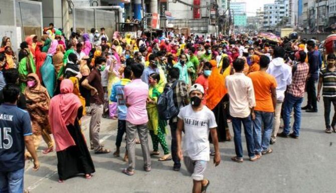 জীবনের ঝুঁকি নিয়ে বাড়ি ফিরছে মানুষ