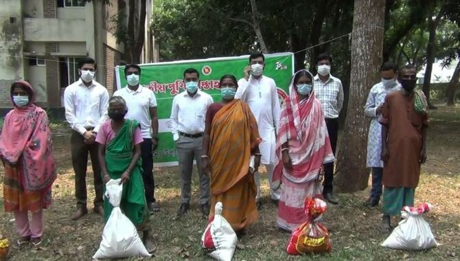 হিলিতে ক্ষুদ্র জনগোষ্ঠির মাঝে পুষ্টি খাদ্য বিতরন