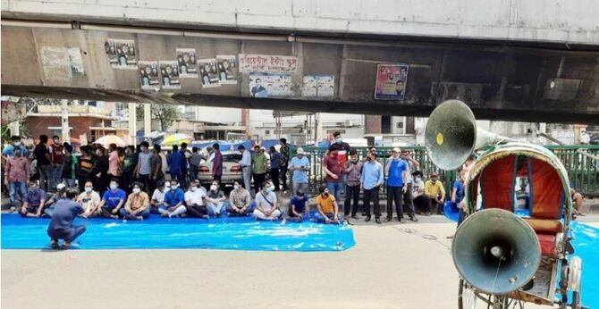 কর্মী ছাঁটাইয়ের প্রতিবাদে জনকণ্ঠ অফিসে তালা