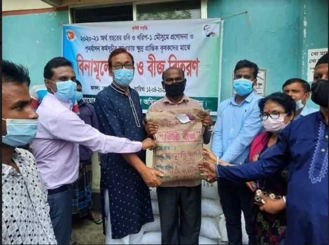 বোদায় বিনামূল্যে সার ও বীজ বিতরণ