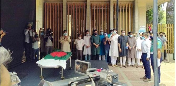 গার্ড অব অনার দেয়া হলো বীর মুক্তিযোদ্ধা কবরীকে