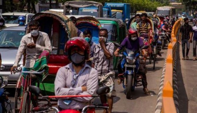 ‘লকডাউন ভাঙার প্রতিযোগিতায়’ রাজধানীবাসী