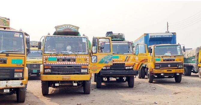 শিমুলিয়াঘাটে আটকে আছে ৫০০ ট্রাক
