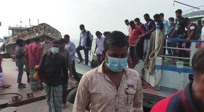 পাটুরিয়া-দৌলতদিয়া নৌযানগুলোতে ভাড়া দ্বিগুণ, মানছে না স্বাস্থ্যবিধি