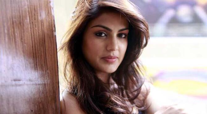 কাজের জন্য ছুটছেন রিয়া চক্রবর্তী