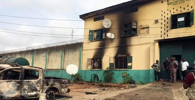 নাইজেরিয়ায় কারাগার থেকে পালিয়েছে ১৮০০ বন্দি