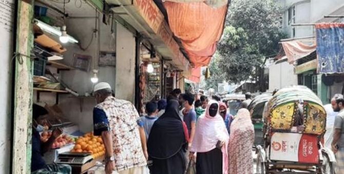 কঠোর বিধিনিষেধ-রোজা : ক্রেতাদের চাপে হিমশিম খাচ্ছেন দোকানিরা