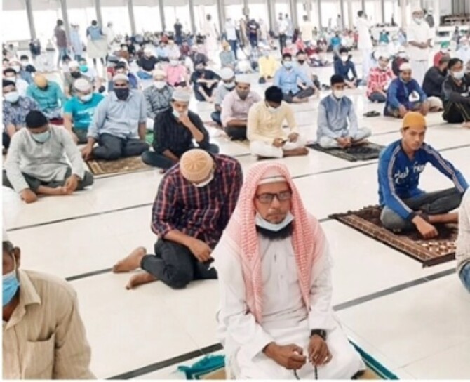 বায়তুল মোকাররমে মুসল্লিদের উপস্থিতি কম, স্বাস্থ্যবিধি মেনে জুমা