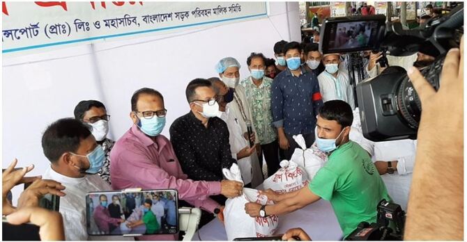 পরিবহন শ্রমিকদের মাঝে এনায়েত উল্যাহর ত্রাণ বিতরণ