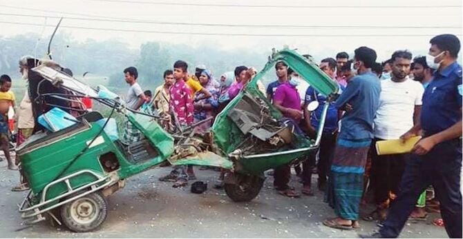 ট্রাকচাপায় সিএনজি চালকসহ নিহত ৩