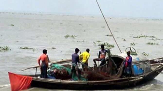 চাঁদপুরে পদ্মা-মেঘনায় জাটকা নিধনে অসাধু জেলেরা