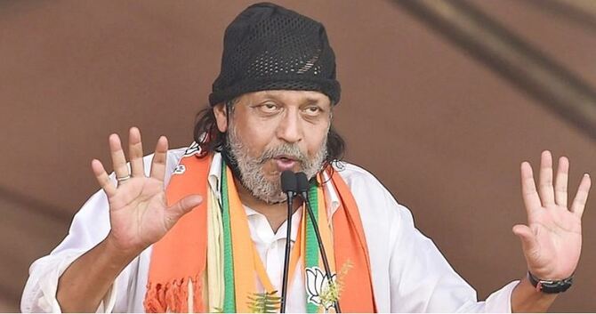 প্রচারে গিয়ে অসুস্থ মিঠুন, হেলিকপ্টারে ফিরলেন কলকাতায়