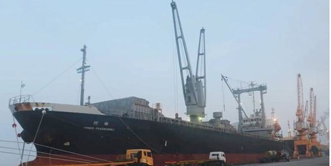 লকডাউনেও স্বাভাবিক মোংলা বন্দর