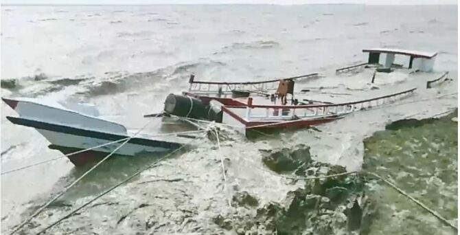 ঝড়ে ৭০ লাখ টাকার পাথর নিয়ে ডুবে গেলে বাল্কহেড