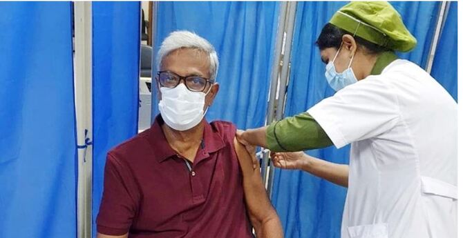 সস্ত্রীক করোনা টিকার দ্বিতীয় ডোজ নিলেন বিএনপি নেতা ফারুক