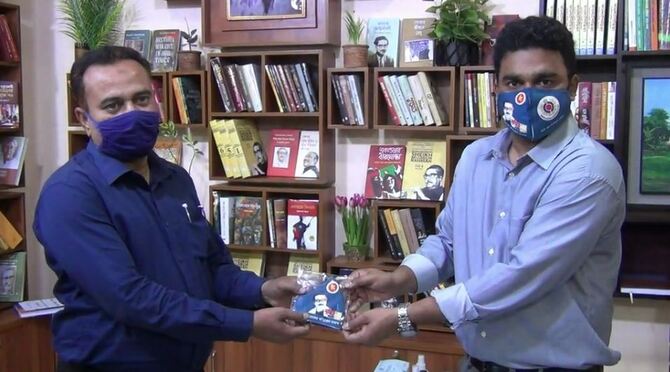 হিলি স্থলবন্দরে কর্মরত সাংবাদিকদের মাঝে মাস্ক বিতরণ করেছে কাস্টমস কর্তৃপক্ষ