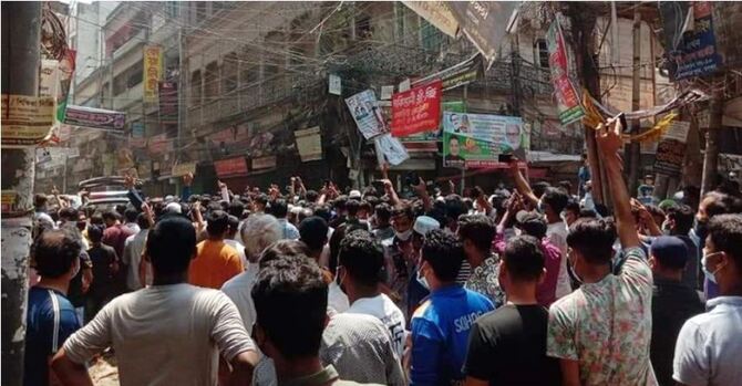 লকডাউনের প্রতিবাদে ইসলামপুরে ব্যবসায়ীদের সড়ক অবরোধ