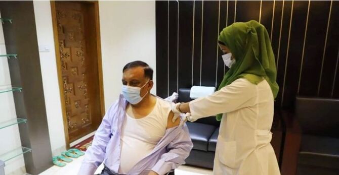 করোনা টিকার দ্বিতীয় ডোজ নিলেন স্বরাষ্ট্রমন্ত্রী-সচিব-আইজিপি