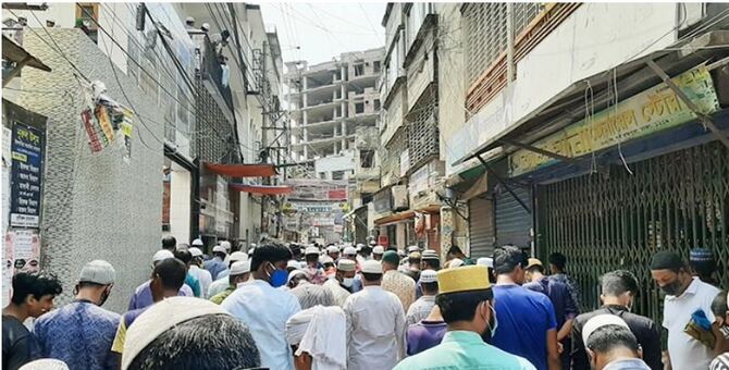 মসজিদে মুসল্লিদের ঢল