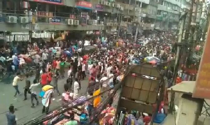 ঢাকায় লকডাউনের বিরুদ্ধে মিছিল-অবরোধ