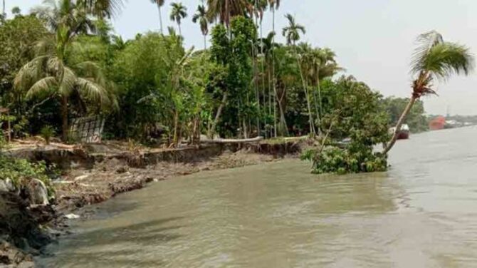 সন্ধ্যায় বিলীনপ্রায় গনমান গ্রাম