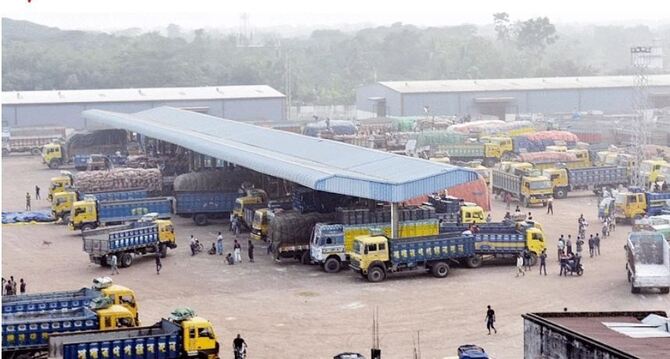 সচল ভোমরা বন্দর : আমদানি কমায় রাজস্ব লক্ষ্যমাত্রা পূরণে শঙ্কা