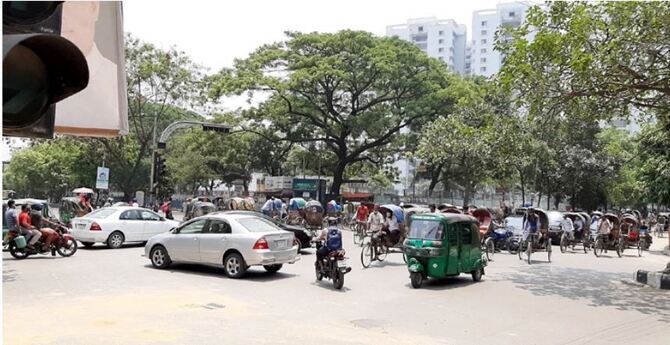গণপরিবহন ছাড়া সব যানই চলছে সড়কে