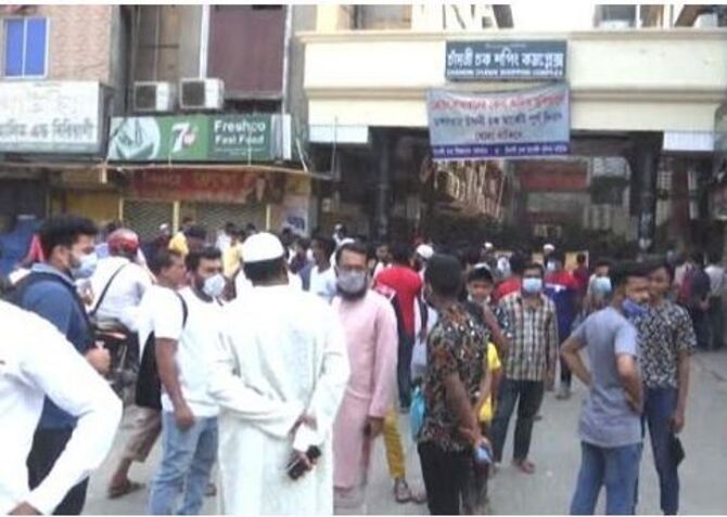 নিউমার্কেটে দোকান খুলতে মালিক-কর্মচারীদের বিক্ষোভ