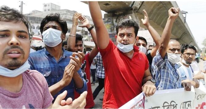 ফুলবাড়িয়ায় ব্যবসায়ীদের সঙ্গে পুলিশের ধাওয়া-পাল্টা ধাওয়া