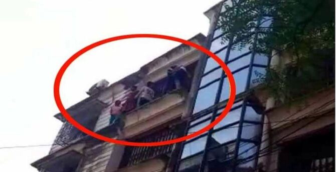 বকেয়া বেতন না পাওয়ায় একসঙ্গে ৫ তরুণীর আত্মহত্যার চেষ্টা