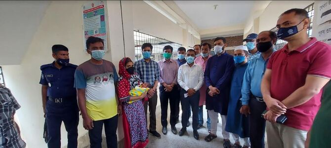 হাসপাতালে এক শিশুকে দত্তক প্রদান