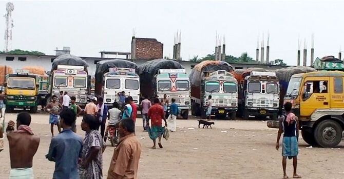 পাঁচ দিনেও অচলাবস্থা কাটেনি ভোমরা স্থলবন্দরে