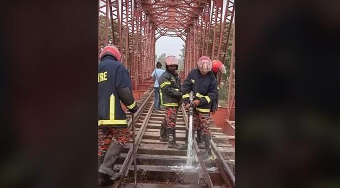 কুষ্টিয়ায় রেল ব্রিজের স্লিপারে আগুন