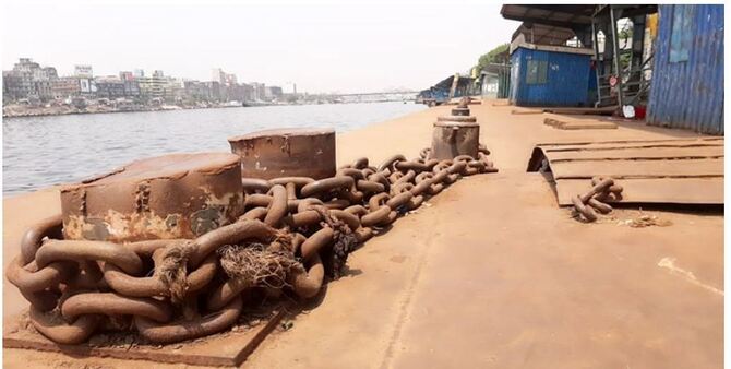 সদরঘাটের ফটক বন্ধ, নেই ঘরমুখী মানুষের ভিড়