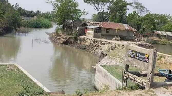 খুলনার ডুমুরিয়ার মরা ভদ্রা নদীতে লবন পানি, ফসল ও মাছের ব্যাপক ক্ষতি
