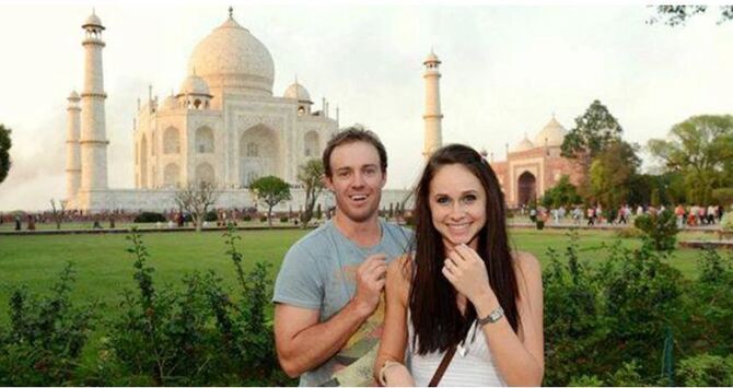ভারতের তাজমহলে প্রেমিকাকে বিয়ের প্রস্তাব দেন ডি ভিলিয়ার্স