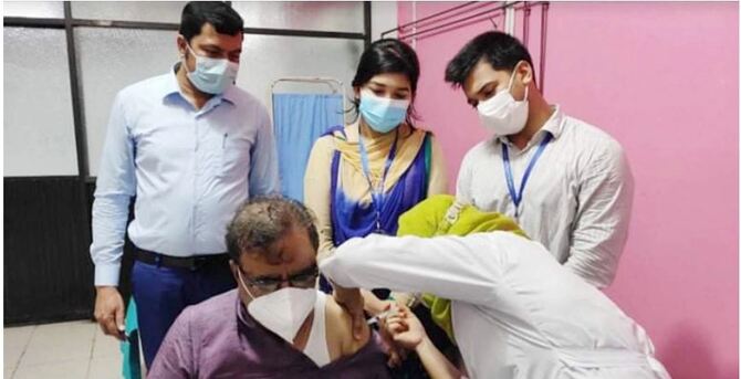 করোনা টিকার দ্বিতীয় ডোজ নিলেন সংস্কৃতি প্রতিমন্ত্রী