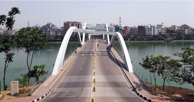 টলটলে হাতিরঝিলের পানি, ডাকছে কোকিল দুলছে ফুল