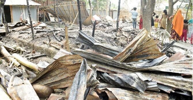 গাবতলীর কাগইলে অগ্নিকান্ডে ঘরবাড়ী পুড়ে ছাই