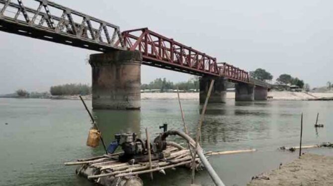 দুধকুমার থেকে অবৈধভাবে বালু তুলে নির্মাণ হচ্ছে সেতুরক্ষা বাঁধ