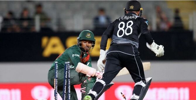 ১০ ওভারও টিকতে পারল না বাংলাদেশ, টি-টোয়েন্টিতেও হোয়াইটওয়াশ