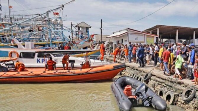 ইন্দোনেশিয়ায় জেলে নৌকা-কার্গো জাহাজের সংঘর্ষে নিখোঁজ ১৭
