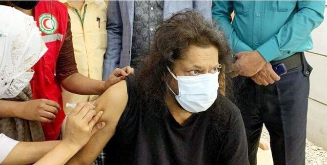 করোনা টিকার দ্বিতীয় ডোজ নিলেন জেমস