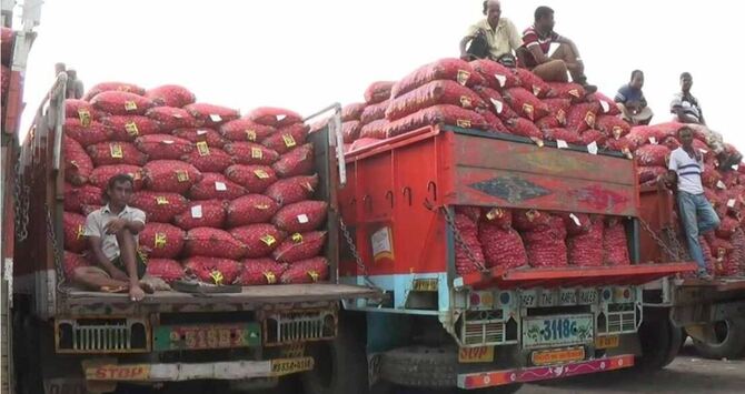 হিলিতে স্থলবন্দরে পেয়াঁজের ঝাঁজ বাজছে প্রতি কেজিতে দাম বেড়েছে ৫ থেকে ৬ টাকা