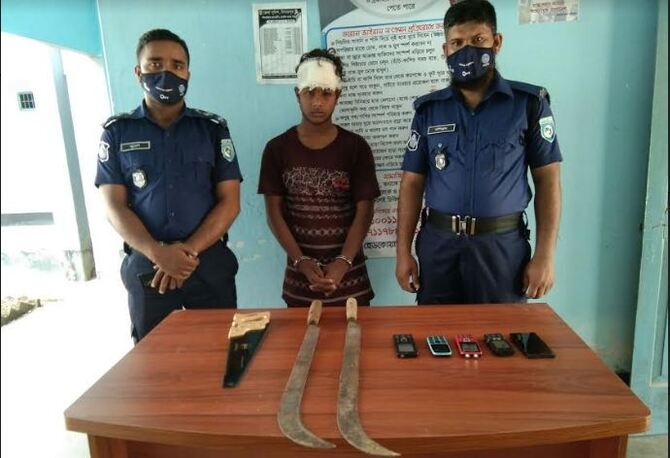 হাকিমপুরে সড়কে ডাকাতি করার সময় ডাকাত আটক