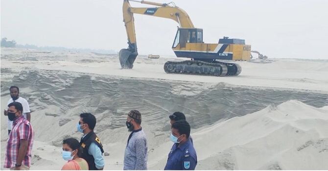 যমুনায় বালু উত্তোলনকারী ১১ জনের কারাদণ্ড, ভেকু-ট্রাক জব্দ