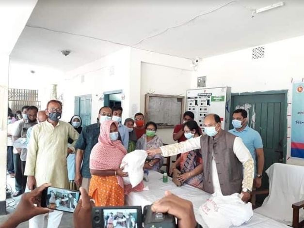 বোদায় করোনায় ক্ষতিগ্রস্থদের মাঝে রেলপথমন্ত্রীর ত্রাণ বিতরণ